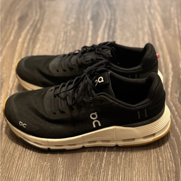 On Running Women sneakers - Picture 1 of 5